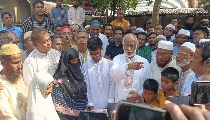 সরকার দরিদ্র মানুষের সম্পদ লুটে নিচ্ছে: মঈন খান