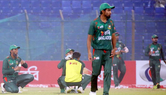 মাঠেই ইফতার করলেন মুশফিক-মিরাজরা