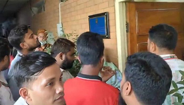 কার্যালয়ে অবরুদ্ধ বঙ্গবন্ধু মেডিকেল বিশ্ববিদ্যালয়ের ভিসি
