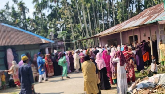 আগুনে নিহতের ঘটনায় বাড়িতে চলছে স্বজনদের আর্তনাদ। ছবি: নোয়াখালী প্রতিনিধি