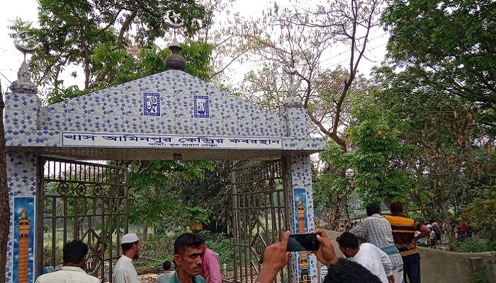 পাবনায় কবর খুঁড়ে ১৭ কঙ্কাল চুরি