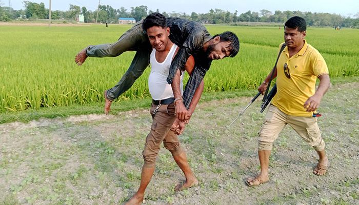 পুরস্কার পাচ্ছেন ডাকাত কাঁধে তুলে আনা সেই এসআই