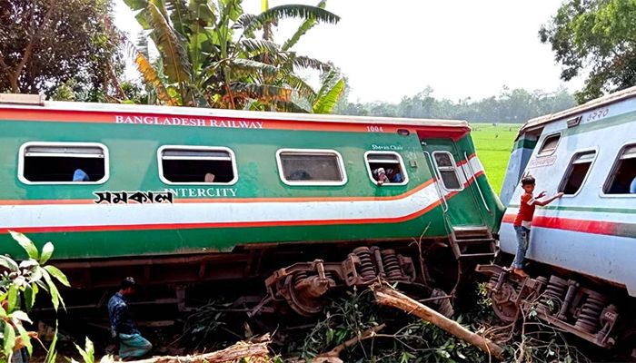 কুমিল্লায় বিজয় এক্সপ্রেসের ৯ বগি লাইনচ্যুত