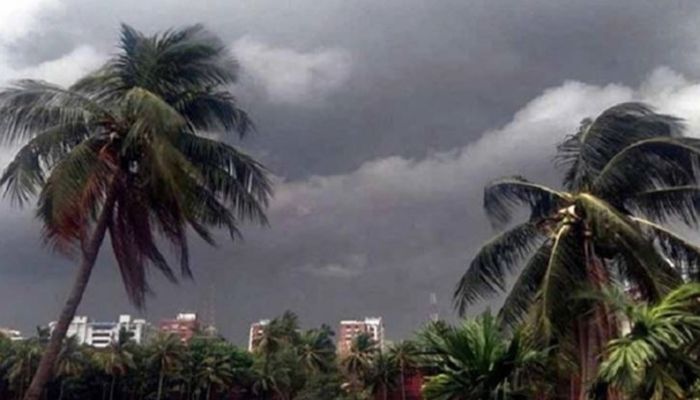 রাতে ৬০ কি.মি. বেগে ধেয়ে আসছে ঝড়ো হাওয়াসহ বৃষ্টি