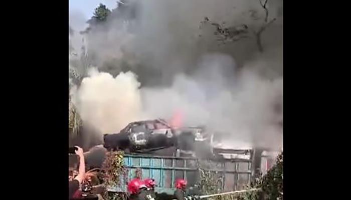 শাহবাগ থানার পেছনে ডাম্পিং গাড়িতে আগুন