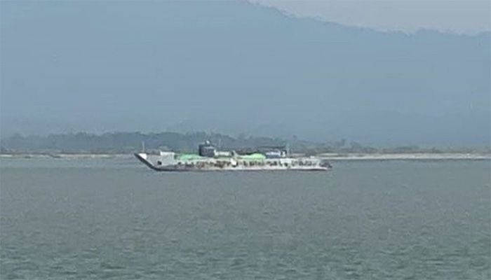 নাফ নদীতে মিয়ানমারের যুদ্ধজাহাজ