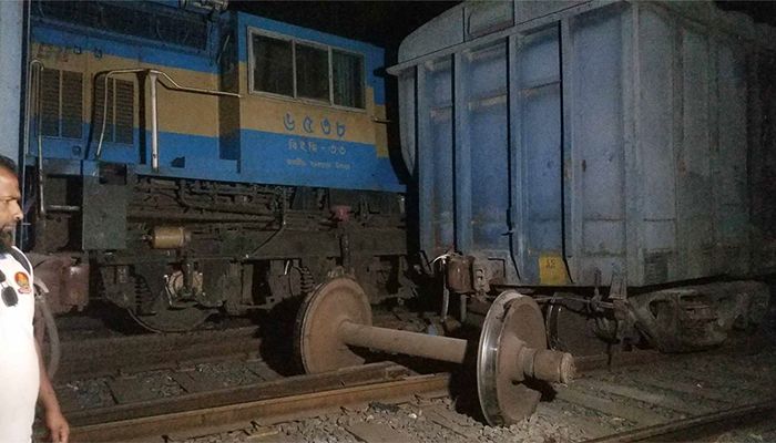 ৭ ঘণ্টা পর ঢাকা-খুলনা রুটে ট্রেন চলাচল স্বাভাবিক