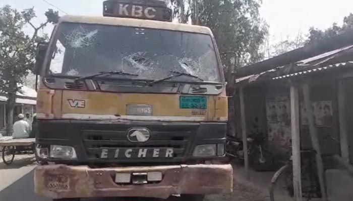 নাটোরে ট্রাকচাপায় ৩ যাত্রী নিহত