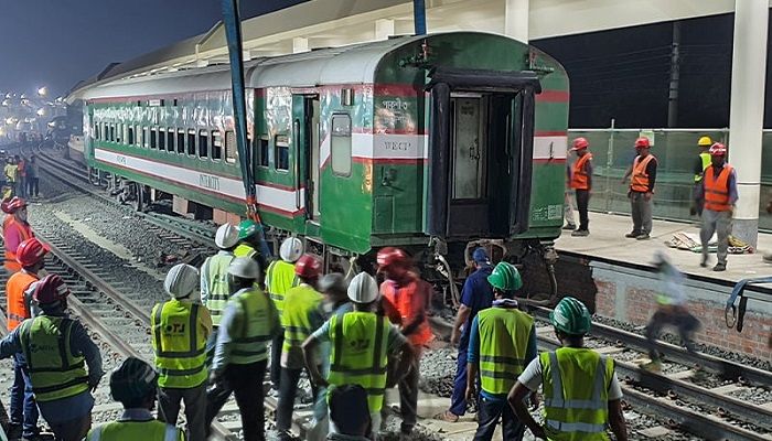 সাড়ে পাঁচ ঘণ্টা পর বগি উদ্ধার, ঢাকা-উত্তরব‌ঙ্গ ট্রেন চলাচল স্বাভাবিক