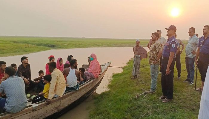 চরে আটকা ৮০ দর্শনার্থী, ৯৯৯-এ কল পেয়ে নৌপুলিশের উদ্ধার