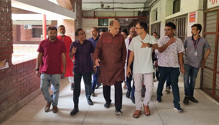 ঈদের ছুটিতে হঠাৎ হাসপাতাল পরিদর্শনে স্বাস্থ্যমন্ত্রী