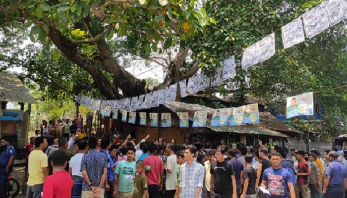 শতবর্ষী বটগাছ বাঁচাতে প্রশাসনের সঙ্গে স্থানীয়রা মুখোমুখি