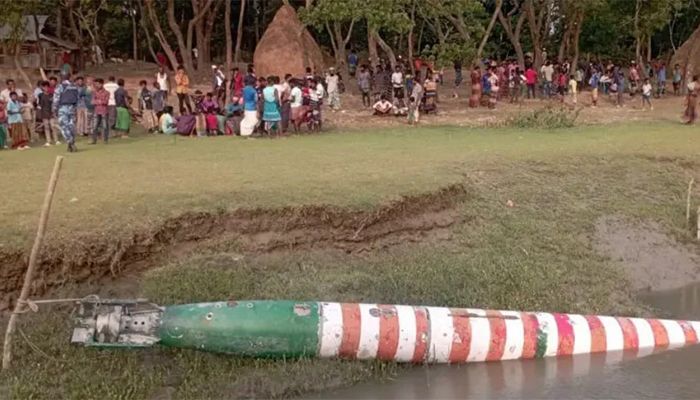 পটুয়াখালীতে ভেসে আসা টর্পেডো বেঁধে রেখেছেন গ্রামবাসীরা