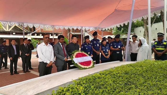বঙ্গবন্ধুর সমাধিতে চীনা রাষ্ট্রদূতের শ্রদ্ধা