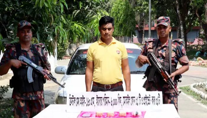 টেকনাফে আইস ও ইয়াবাসহ মাদককারবারি আটক