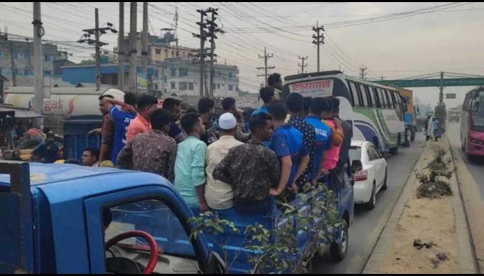 সড়কে ঘরমুখো মানুষের ঢল