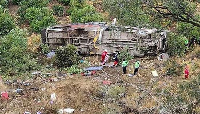 পেরুতে গভীর খাদে বাস পড়ে নিহত ২৫
