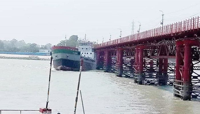 নিয়ন্ত্রণ হারিয়ে কালুরঘাট সেতুতে জাহাজের ধাক্কা