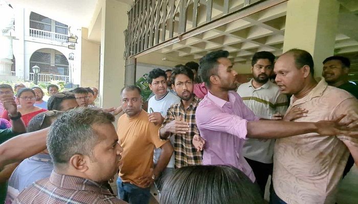 কুবিতে ত্রিমুখী সংঘর্ষ, মারধরের পাল্টাপাল্টি অভিযোগ