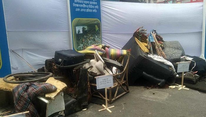 খাল থেকে উদ্ধার করা রিকশা-তোশক-সোফা নিয়ে ডিএনসিসির বর্জ্য প্রদর্শনী