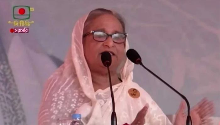 ‘গণতন্ত্র আছে বলেই দুর্গত মানুষের পাশে দাঁড়াতে পারছি’