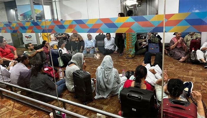 দিল্লিতে ২০ ঘন্টা বিলম্ব বিমান, এসি বন্ধ, গরমে অজ্ঞান যাত্রীরা