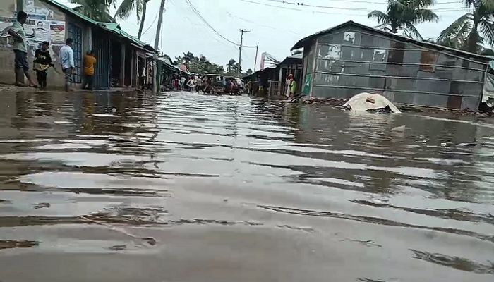 ঘূর্ণিঝড় রেমাল: জোয়ারে তলিয়ে যাচ্ছে কক্সবাজার শহর