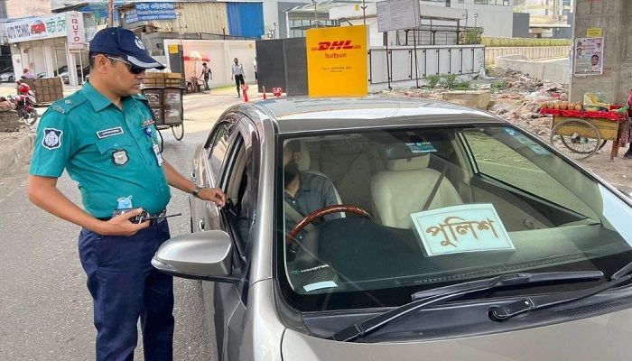স্টিকার লাগানো যানবাহন দেখলেই আটকাচ্ছে পুলিশ