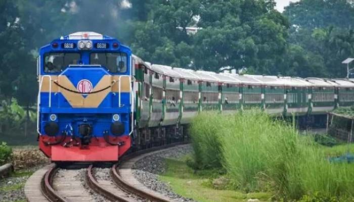 ৫ ঘণ্টা পর ঢাকার সঙ্গে উত্তরবঙ্গের রেল যোগাযোগ স্বাভাবিক