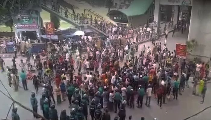 মিরপুরে অটোরিকশা চালকদের রাস্তা অবরোধ