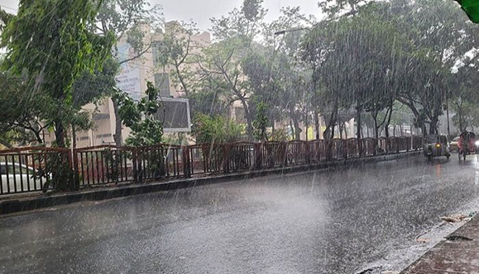 রেমালের প্রভাবে রাজধানীতে বইছে দমকা হাওয়া, ঝরছে বৃষ্টি