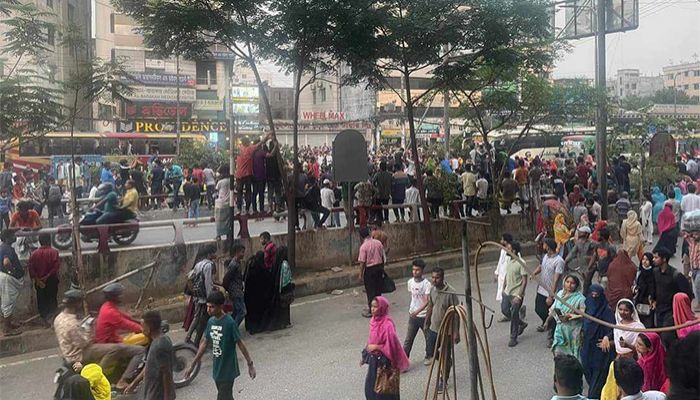রাজধানীতে পোশাক শ্রমিকদের অবরোধ, তীব্র যানজট