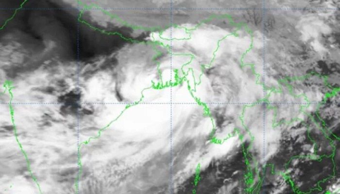 বাংলাদেশের উপকূল অতিক্রম করেছে ‘রেমাল’