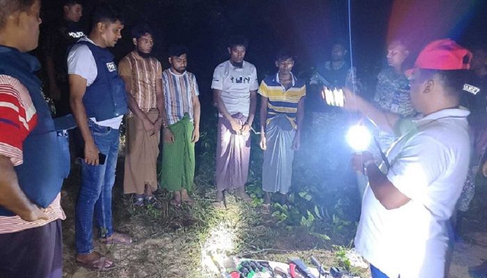 রোহিঙ্গা ক্যাম্পে গ্রেনেড ও অস্ত্র উদ্ধার, আটক ৪