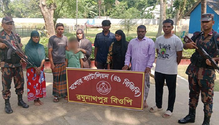 বেনাপোল সীমান্তে ৮ বাংলাদেশি আটক