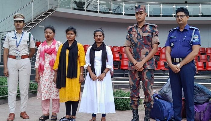 ভারতে কারাভোগ শেষে দেশে ফিরলেন ৩ তরুণী