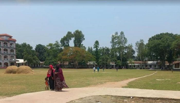 উপজেলা নির্বাচন: ভোটার মাঝে মধ্যে কেন্দ্রে আসছে