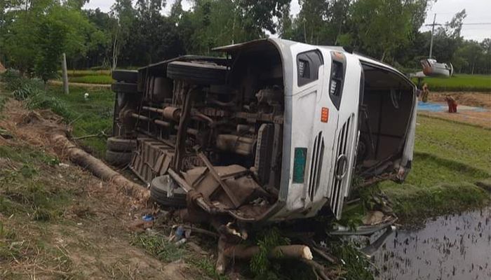 গাইবান্ধায় যাত্রীবাহী বাস নিয়ন্ত্রণ হারিয়ে খাদে, হেলপার নিহত