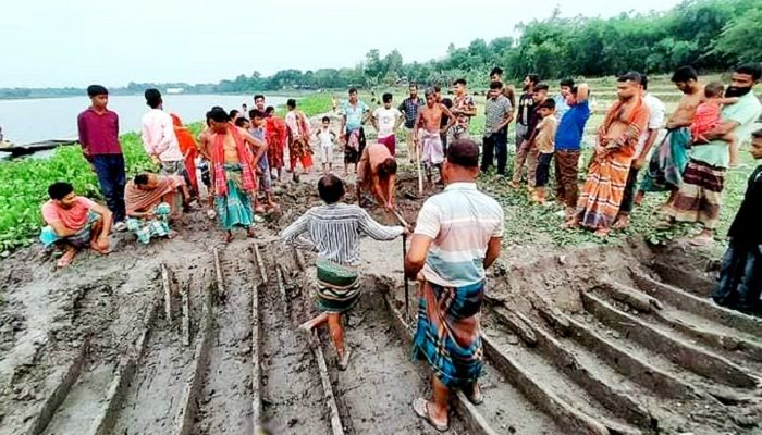 মাটি খুড়তে পাওয়া গেল ২০০ বছর আগের পালতোলা নৌকা