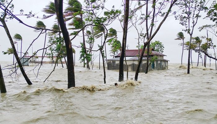 ঘূর্ণিঝড় রেমালে ক্ষতির খণ্ডচিত্র
