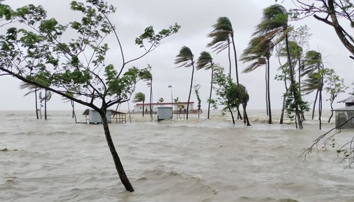 ঘূর্ণিঝড় রেমাল: নদীর পানি স্বাভাবিকের চেয়ে ৪-৫ ফুট বেড়ে গেছে