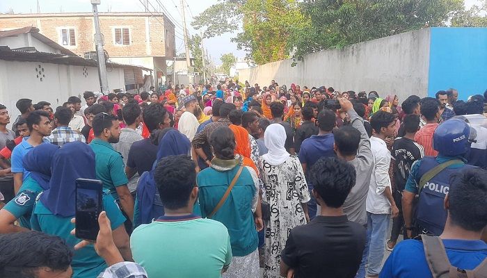 বকেয়া বেতনের দাবিতে বিসিকে শ্রমিকদের বিক্ষোভ, আহত ১০