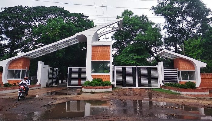 আড়াই বছরেও শেষ হয়নি চুয়েটের প্রধান ফটকের নির্মাণ কাজ