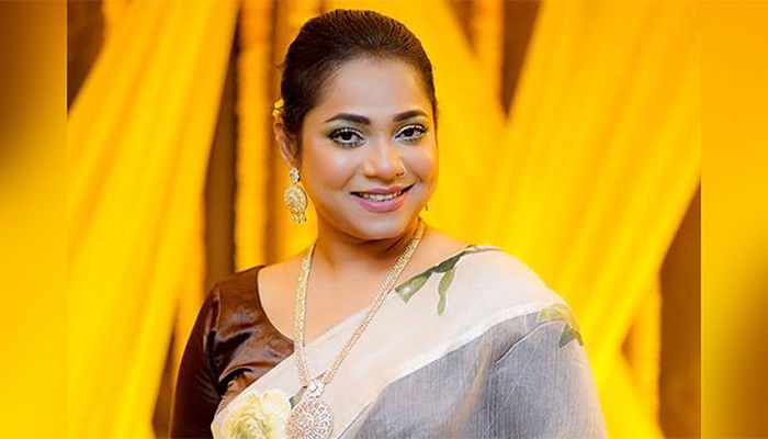 ফের গানে ব্যস্ত ডলি