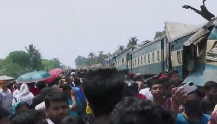 দাঁড়িয়ে থাকা ট্রেনে যাত্রীবাহী ট্রেনের ধাক্কা, আহত অনেক