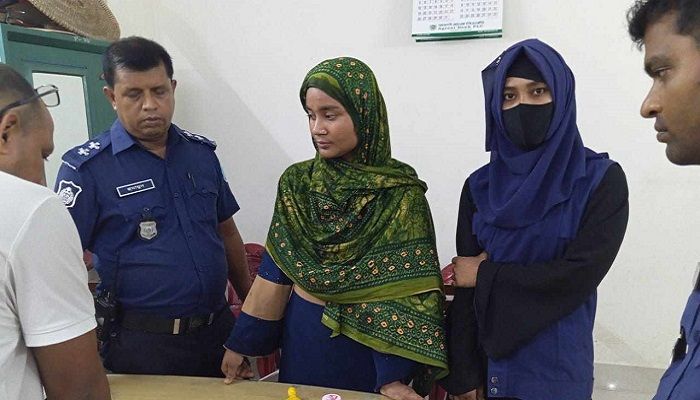 শরীয়তপুরে অস্ত্র ও ইয়াবাসহ নারী আটক​​​​​​​