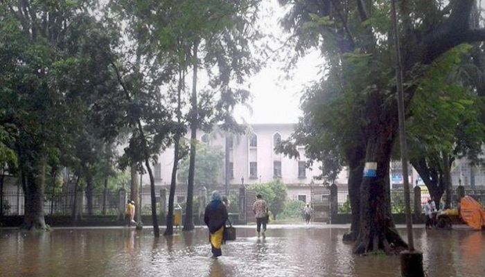 বৃষ্টিতে তীব্র জলাবদ্ধতা ও লোডশেডিং, ঢাবি শিক্ষার্থীরা বিপাকে