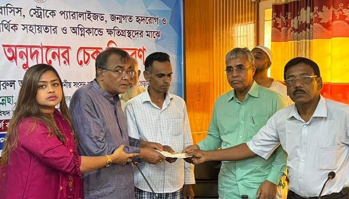 কুষ্টিয়ায় ক্যানসার ও কিডনি রোগীদের মাঝে চেক বিতরণ