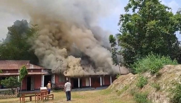 লালমনিরহাটে ক্লাস চলাকালীন বিদ্যালয়ে আগুন