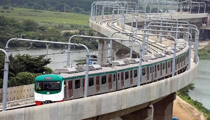 ২ ঘণ্টা বন্ধ থাকার পর ফের চালু মেট্রোরেল